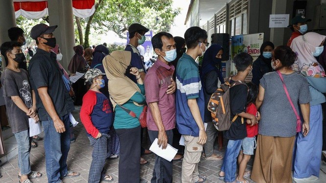 Người dân Indonesia xếp hàng chờ tiêm vaccine ngừa COVID-19 (Ảnh: EPA)