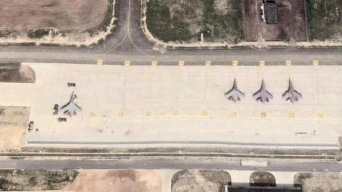 Chiến đấu cơ J-16D (thứ ba tính từ phải) tại căn cứ không quân Xiangtang, Giang Tây (Ảnh: Kanwa)