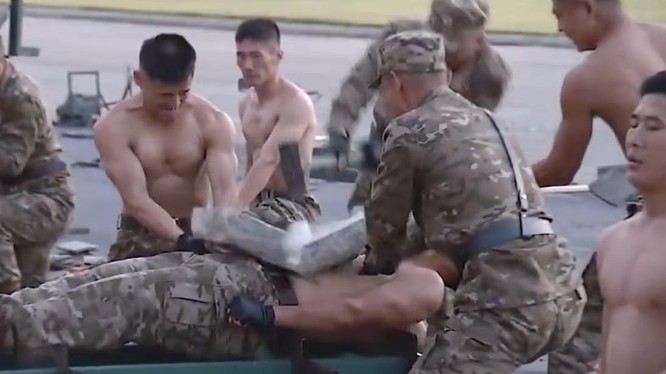 Một cảnh trong đoạn clip phô diễn sức mạnh cơ bắp của binh sĩ Triều Tiên (Ảnh: KCNA)
