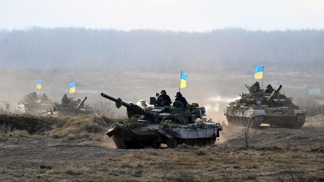 Xe tăng của Ukraine trong một cuộc tập trận ở Zhytomyr (Ảnh: AFP)