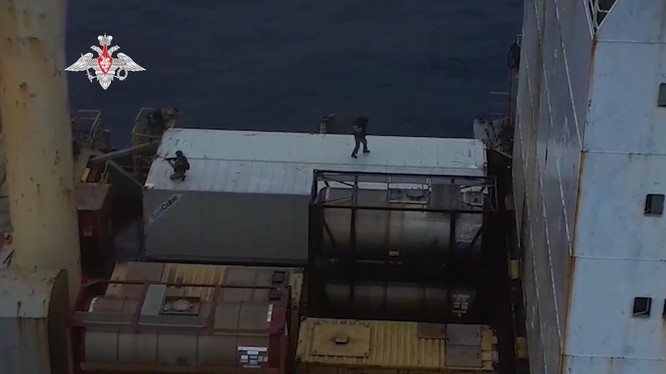 Đơn vị chống khủng bố của Nga truy kích hải tặc trên tàu chở hàng Lucia (Ảnh cắt từ clip)