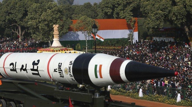 Tên lửa Agni-5 của Ấn Độ trong một cuộc diễu binh tại New Delhi năm 2013 (Ảnh: AP)