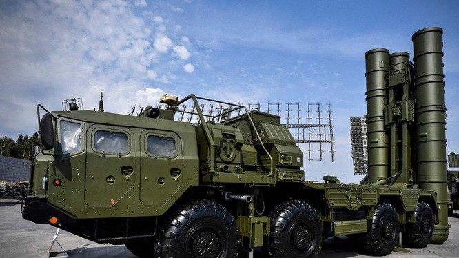 Hệ thống S-400 của Nga tại một cuộc triển lãm quốc phòng gần Moscow (Ảnh: AP)