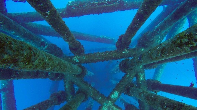 Chuyên gia Trung Quốc cho rằng tàu ngầm Mỹ có thể đã đâm phải một giàn khoan dầu bị bỏ hoang ở Biển Đông (Ảnh: Shutterstock)
