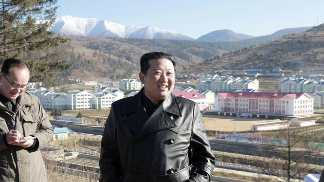 Lãnh đạo Triều Tiên Kim Jong-un thị sát dự án phát triển thành phố Samjiyon, tỉnh Ryanggang (Ảnh: KCNA)