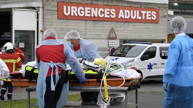 Nhân viên y tế chuyển bệnh nhân Covid-19 tới bệnh viện tại phía đông Pháp (Ảnh: Sky).