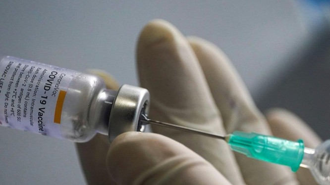 Người đàn ông ở Italy bị bắt giữ sau khi mang tay giả đi tiêm vaccine COVID-19 (Ảnh: Guardian)