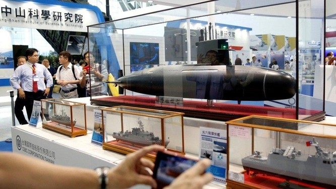 Mo hình tàu ngầm tự đóng của Đài Loan được trưng bày ở Kaohsiung (Ảnh: Reuters)