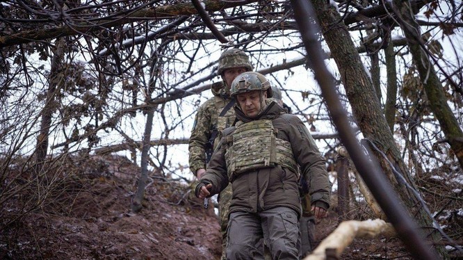 Tổng thống Ukraine Volodymyr Zelensky thị sát khu vực tiền tuyến ở Donetsk hôm đầu tuần này (Ảnh: EPA)