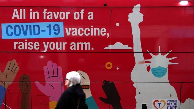 Thông điệp tiêm vaccine trên một phòng khám di động ở New York, Mỹ (Ảnh: Reuters)
