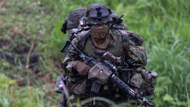 Binh sĩ Nhật Bản trong một cuộc tập trận chung với lực lượng Pháp và Mỹ, tháng 5/2021 (Ảnh: Reuters)