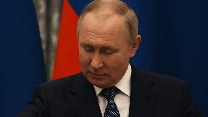 Tổng thống Nga Vladimir Putin xem đồng hồ trước cuộc họp báo chung với Tổng thống Pháp Emmanuel Macron (Ảnh: EPA)