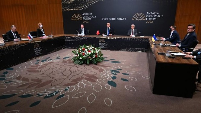 Ngoại trưởng Nga Sergey Lavrov và người đồng cấp Ukraine Dmytro Kuleba trong cuộc gặp ở Antalya, Thổ Nhĩ Kỳ (Ảnh: Sputnik)