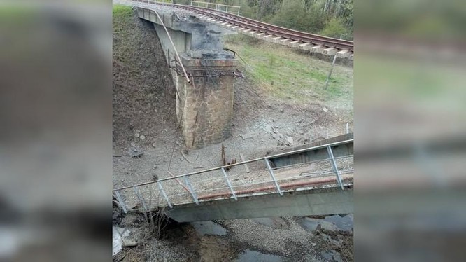 Hình ảnh cây cầu đường sắt bị đánh sập ở Nga (Ảnh: Telegram)