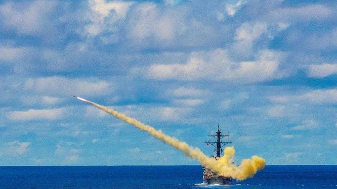 Tàu USS Curtis Wilbur của Mỹ phóng tên lửa Harpoon vào tháng 5/2019 (Ảnh: Reuters)