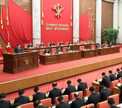 Chủ tịch Kim Jong-un chủ trì phiên họp toàn thể BCHTW đảng Lao động Triều Tiên (Ảnh: KCNA)