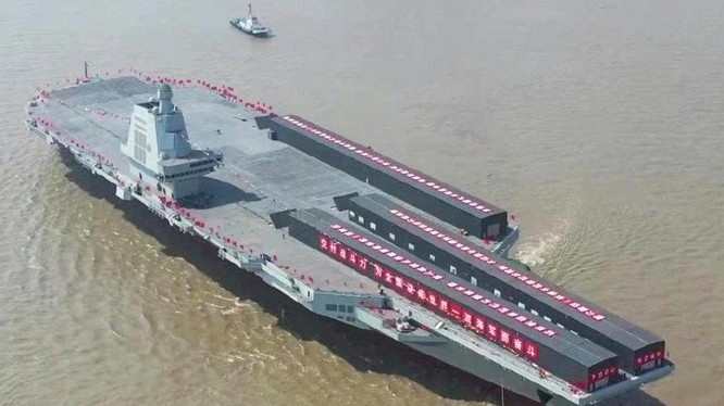 Phúc Kiến là tàu sân bay đầu tiên của PLA được thiết kế và chế tạo trong nước (Ảnh: Weibo)