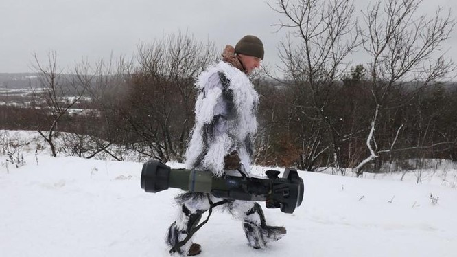Một binh sĩ Ukraine mang theo tên lửa chống tăng mà Anh viện trợ trong cuộc tập trận gần Lviv, Ukraine hồi tháng 1 năm nay (Ảnh: AFP)