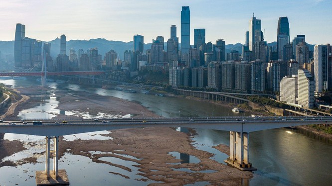 Tình trạng khô cạn tới đáy của sông Gia Lăng, một nhánh của sông Dương Tử, ở Trùng Khánh ngày 21/8 (Ảnh: Shutterstock)