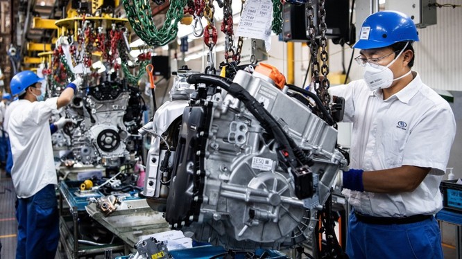 Nhiều hãng sản xuất xe hơi quan ngại về những rủi ro trong chuỗi cung ứng bộ phận ở Trung Quốc (Ảnh: Reuters)