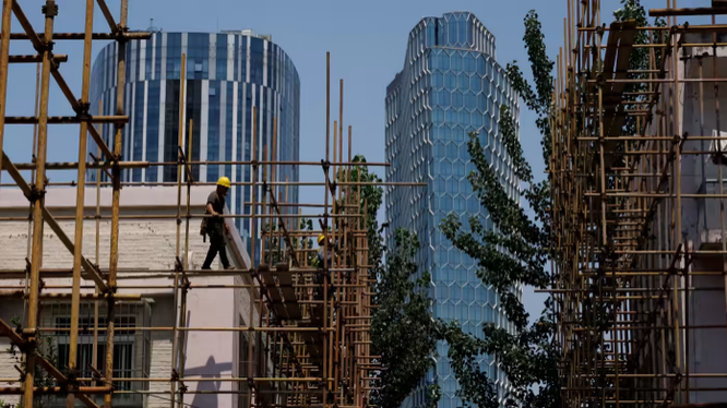 Một dự án nhà chung cư đang được xây dựng dở dang ở Bắc Kinh (Ảnh: Reuters)