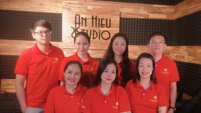 Các cán bộ ngành TT&TT góp mặt trong MV "Ánh sao nơi đầu tuyến"