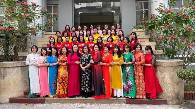 Tập thể các nhà khoa học nữ tại Viện Hóa học các hợp chất thiên nhiên. Ảnh: Viện Hàn lâm Khoa học và Công nghệ Việt Nam.