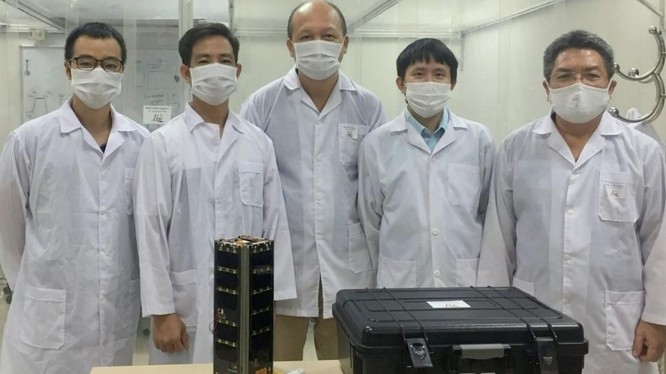 Vệ tinh NanoDragon chuẩn bị được chuyển đi Nhật Bản để bàn giao. Ảnh: TTVTVN.