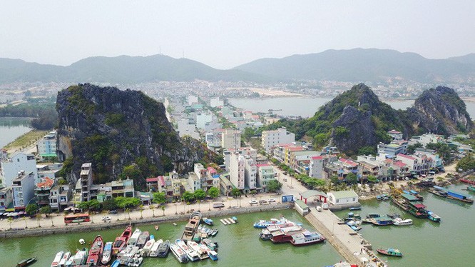 Khu vực cảng Cái Rồng, Vân Đồn, Quảng Ninh, nơi đây sẽ có các dự án khu đô thị thông minh, hiện đại xây dựng sát bên bờ cảng, nhìn ra biển (Ảnh Tuổi trẻ)