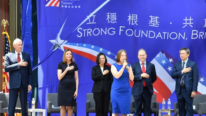Các quan chức Đài Loan và Mỹ tại Lế khánh thành trụ sở AIT.