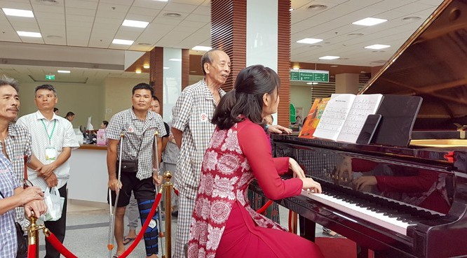 Đều đặn mỗi ngày 2 buổi, sáng từ 10-12h, chiều từ 15-17h, các nghệ sỹ và sinh viên ở Học viện âm nhạc quốc gia, Trung tâm âm nhạc tại Hà Nội thay nhau đến biểu diễn tại BV Quân y 108.