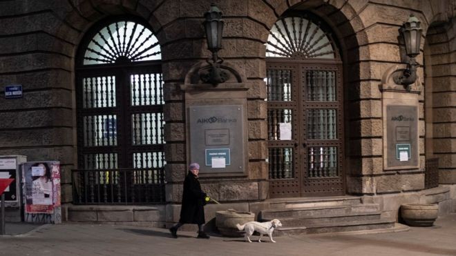 Biện pháp định giờ 'dắt chó đi dạo' của Serbia tỏ ra không thích hợp và đã bị dỡ bỏ.