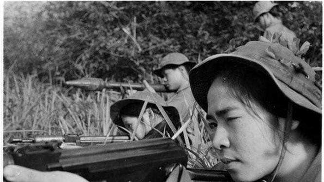 Đây là bức ảnh nhà báo Trần Mai Hưởng chụp lúc chị Nguyễn Thị Thu Hồng và đồng đội của chị đang luyện tập năm 1972.