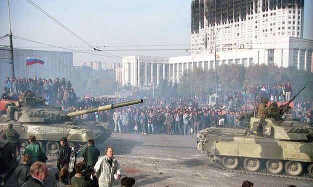 Ngày 4/10/1993, cuộc đụng độ gây rúng động nước Nga kết thúc khi nhóm nghị sĩ nổi dậy, đứng đầu là Phó tổng thống Aleksander Rutskoi, đầu hàng phe của Tổng thống Boris Yeltsin (Ảnh: Tư liệu)