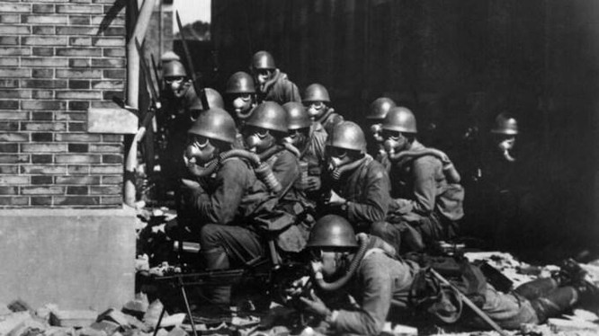 Lực lượng đổ bộ đặc biệt của hải quân Nhật đeo mặt nạ phòng độc trong trận chiến tại Thượng Hải, Trung Quốc, hồi tháng 8/1937. (Ảnh: Wiki)