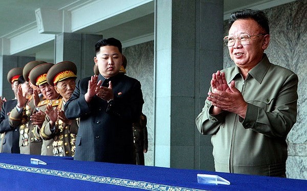 Cố lãnh đạo Triều Tiên Kim Jong-il (phải) cùng con trai Kim Jong-untại một cuộc diễu hành quân sự ở Bình Nhưỡng vào năm 2010. (Nguồn: Xinhua)