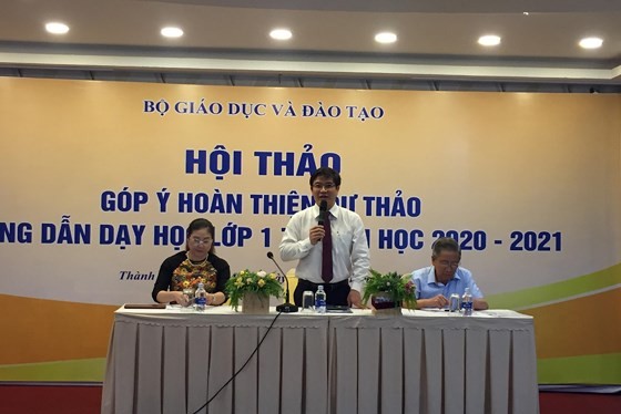 TS Thái Văn Tài, quyền Vụ trưởng Vụ giáo dục tiểu học (Bộ GD-ĐT) chủ trì hội thảo. Ảnh: SGGPO 