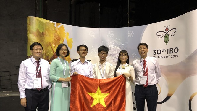 Đội tuyển Việt Nam dự Olympic Sinh học quốc tế lần thứ 30 tại Hungary. 
