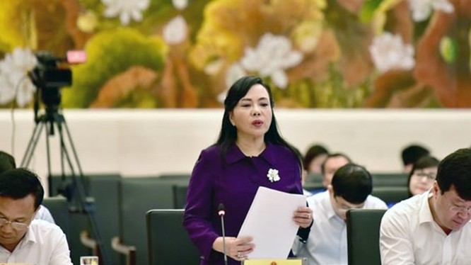 Bộ trưởng Bộ Y tế báo cáo tại phiên họp. Ảnh: Quang Khánh, Lao Động