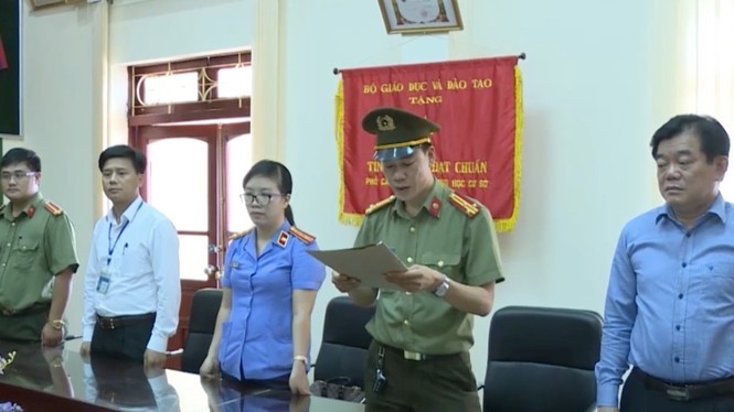 Cơ quan An ninh điều tra Công an tỉnh Sơn La triệu tập ông Hoàng Tiến Đức - Giám đốc Sở GD&ĐT tỉnh Sơn La (bên phải ngoài cùng).