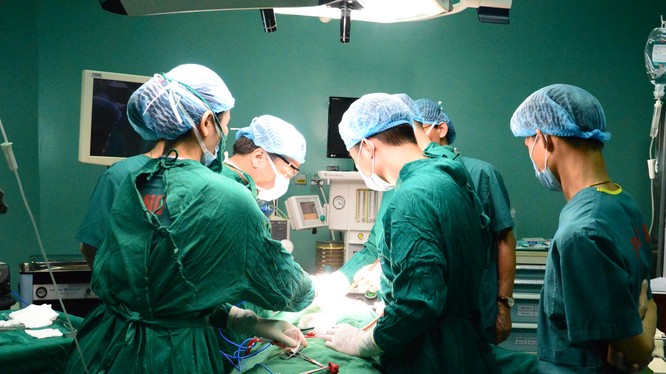 Các bác sĩ phẫu thuật cho nữ bệnh nhân nhập viện trong tình trạng khối u đã di căn. Ảnh: Bệnh viện Nội tiết Trung ương. 