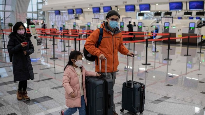 Du khách đeo khẩu trang bảo vệ tại khu vực làm thủ tục của sân bay quốc tế Daxing ở Bắc Kinh. Ảnh: AFP