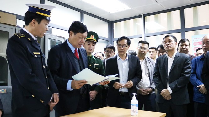 Thứ trưởng Bộ Y tế Đỗ Xuân Tuyên làm việc tại tỉnh Lạng Sơn. Ảnh: TTXVN 