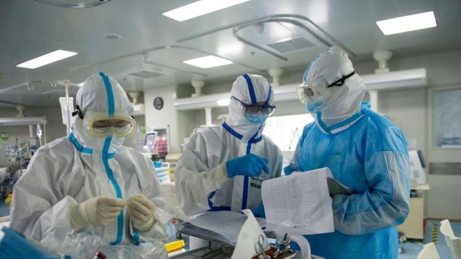 Nhân viên y tế chuẩn bị thuốc men chăm sóc cho bệnh nhân. Ảnh: AFP
