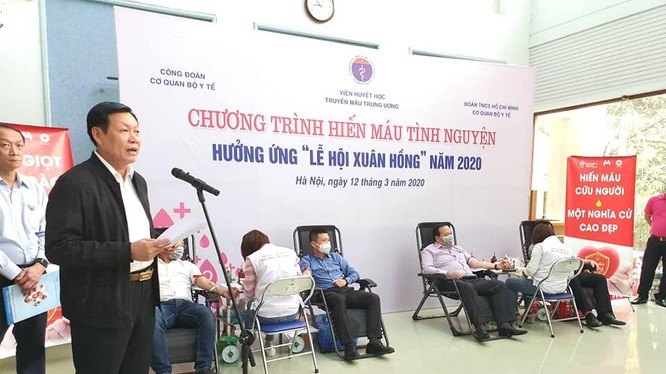 Thứ trưởng Bộ Y tế Đỗ Xuân Tuyên phát biểu tại chương trình hiến máu tình nguyện hưởng ứng Lễ hội Xuân hồng năm 2020 tại Viện Huyết học và Truyền máu Trung ương. Ảnh: Khánh Phương - BYT