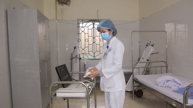 Nhân viên y tế Bệnh viện A Thái Nguyên khử trùng trang thiết bị phục vụ theo dõi, điều trị người bệnh tại phòng cách ly, Khoa Truyền nhiễm. Ảnh: Huy Toản
