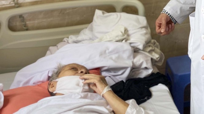 cụ bà P.T.T. (85 tuổi) nhập viện trong tình trạng gãy cổ xương đùi bên phải. Ảnh: BVCC