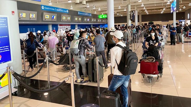 Hành khách ở sân bay Dubai vào ngày 2/5. Ảnh: Đình Anh 