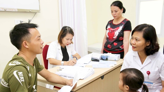 Bác sĩ thăm khám cho trẻ nhỏ. Ảnh: Bệnh viện Hữu nghị Việt Đức 