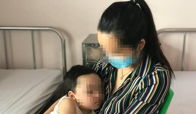 Trẻ bị dính lưỡi cùng mẹ tới thăm khám tại Bệnh viện Nhi Trung ương. Ảnh: Bệnh viện Nhi Trung ương. 